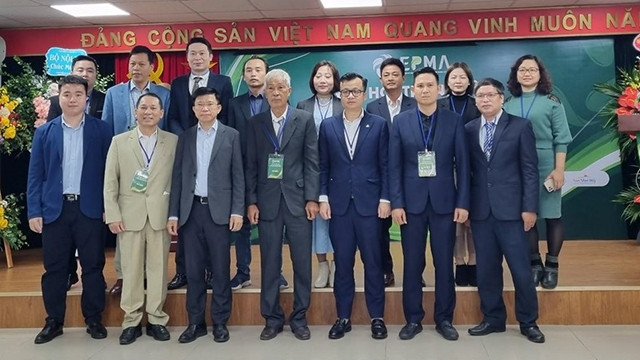 Les membres du Comité exécutif de l'Association vietnamienne des fabricants de produits respectueux de l'environnement pour le mandat 2022 - 2027. Photo : VNA.