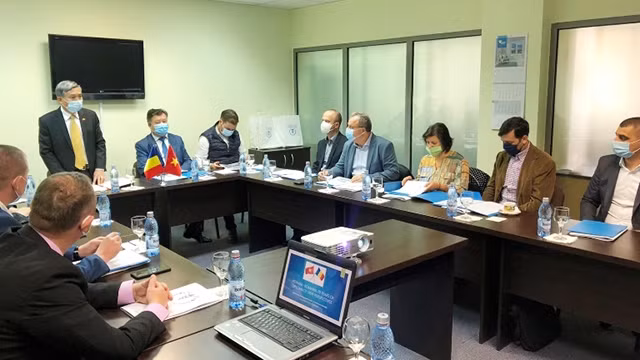 Lors de la table ronde. Photo: VNA