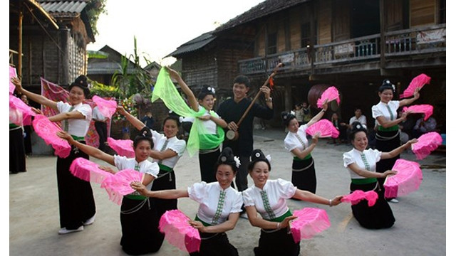 La danse « xoè » des Thai est une forme de danse traditionnelle originale liée à la vie des Thai de la région du Nord-Ouest. Photo: http://www.sggp.org.vn/