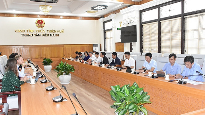 La séance de travail entre les deux parties. Photo : tinhuytthue.vn