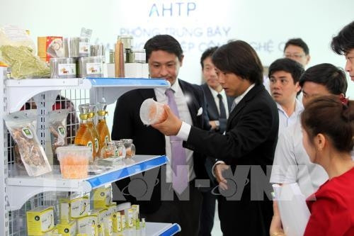 Visiteurs au stand d’exposition de produits agricoles de hautes technologies. Photo: VNA.
