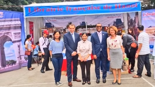 L'ambassadeur de France au Vietnam, Jean-Noël Poirier (2e, à gauche); le président du Groupe des Ambassades, Délégations et Institutions francophones au Vietnam (GADIF), Jean Lesly Benoit (2e, à droite); la directrice du Bureau régional pour l'Asie et le Pacifique de l'OIF, Anissa Barack (1 ère, à droite), visitent le stand de la Libéraire française de Hanoi. Photo: Minh Hanh/NDEL.