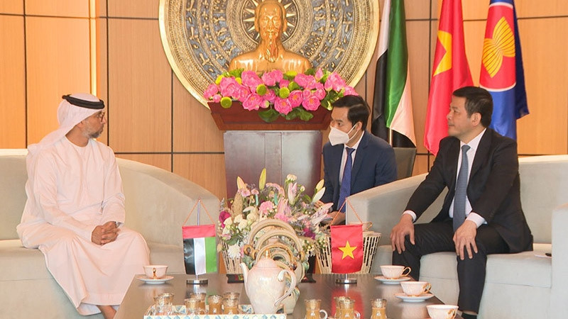 Le ministre vietnamien de l’Industrie et du Commerce, Nguyên Hông Diên (à droite), et le ministre de l’Énergie des EAU, Suhail Mohamed Al Mazrouei. Photo : NDEL.