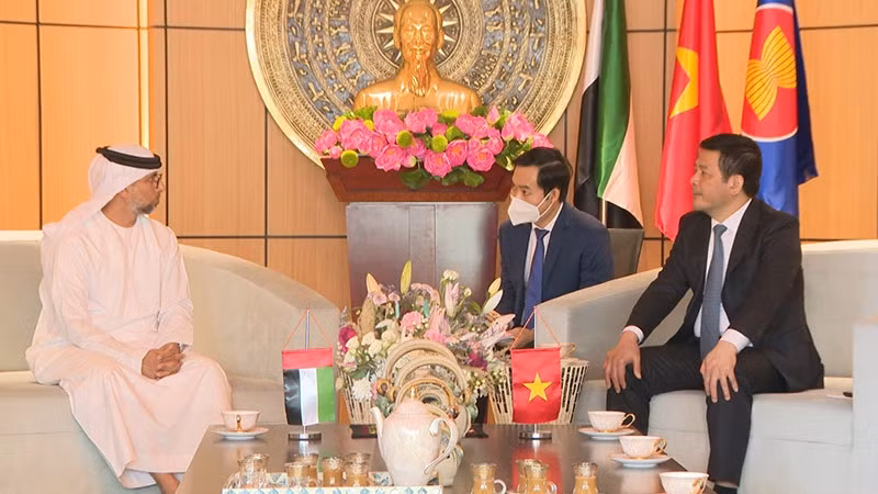 Le ministre vietnamien de l’Industrie et du Commerce, Nguyên Hông Diên (à droite), et le ministre de l’Énergie des EAU, Suhail Mohamed Al Mazrouei. Photo : NDEL.