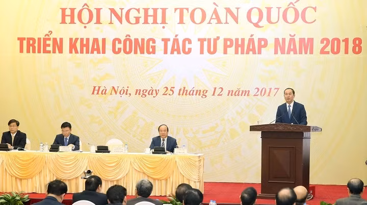 Le Président vietnamien, Trân Dai Quang (au micro), lors de la Conférence nationale sur le déploiement du travail judiciaire de 2018, le 25 décembre, à Hanoi. Photo : VGP.