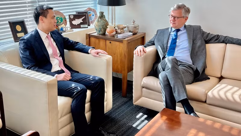 Dang Hoàng Giang (à gauche), représentant permanent du Vietnam auprès de l’ONU, et Jean-Pierre Lacroix. Photo : VOV