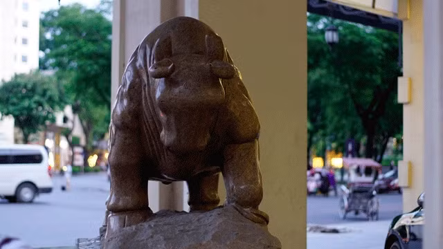 Le statue taureau, symbole du marché haussier, placé devant le marché boursier à Hanoi. Photo: Khanh Giang/NDEL.