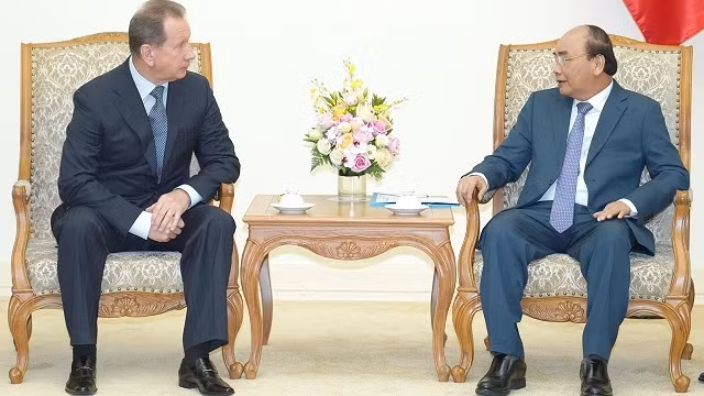 Le PM vietnamien Nguyên Xuân Phuc (à droite) et le directeur de la Garde nationale russe Viktor Vasilyevich Zolotov, le 3 décembre à Hanoi. Photo: VGP.