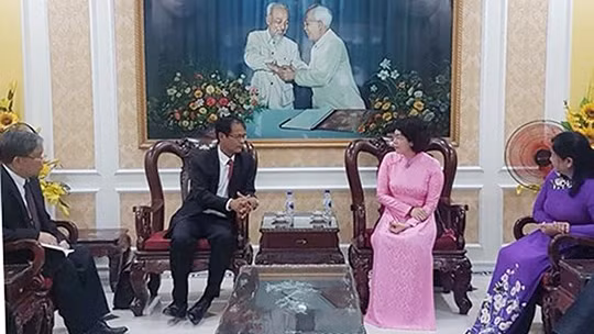 Tô Thi Bich Châu (robe rose), présidente du Comité du Front de la Patrie du Vietnam de Hô Chi Minh-Ville reçoit la délégation du Front laotien pour l’édification nationale de la province de Champasak. Photo : sggp.org.vn