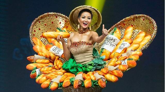 Le costume national baptisé « Bánh mì » (sandwich vietnamien), porté par H’Hen Niê. Photo : VOV.
