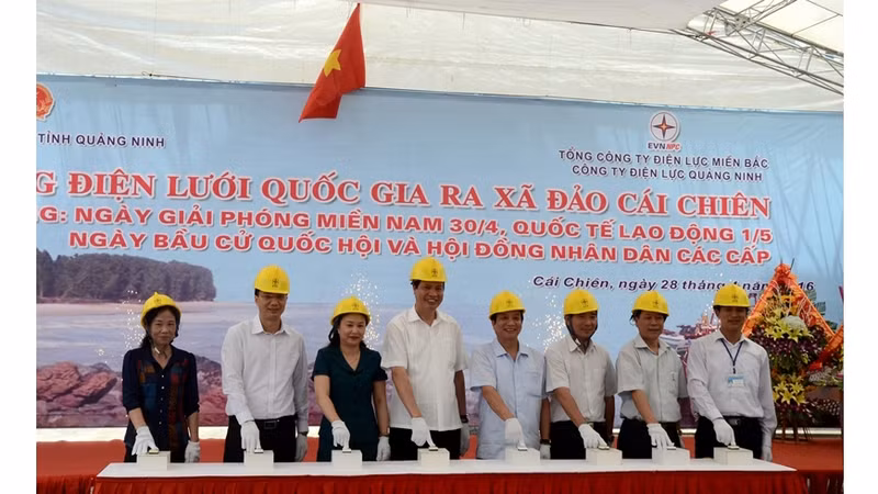 La cérémonie du raccordement de la commune insulaire de Cai Chiên au réseau électrique national. Photo: baoquangninh.com.vn.