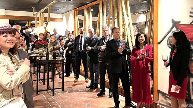 Les invités regardent le vidéclip sur l’art culinaire vietnamien. Photo : baoquocte.vn