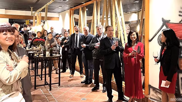 Les invités regardent le vidéclip sur l’art culinaire vietnamien. Photo : baoquocte.vn