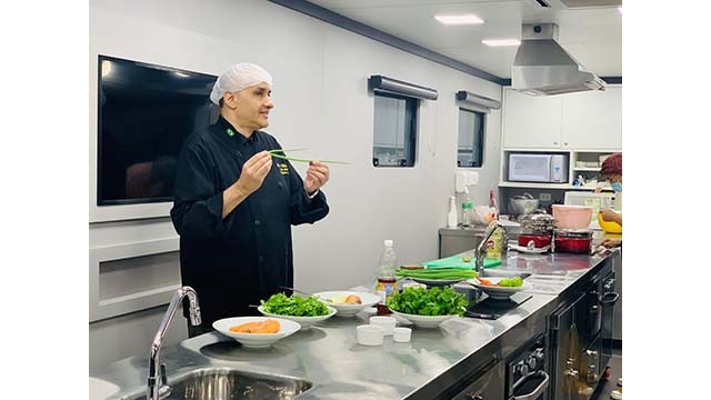 Rogério Lisboa partage la recette du « phở » au poulet. Photo : Journal Thoi dai