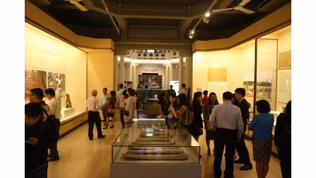 Les visiteurs lors de l'exposition intitulée « Les trésors archéologiques du Vietnam ». Photo: VOV