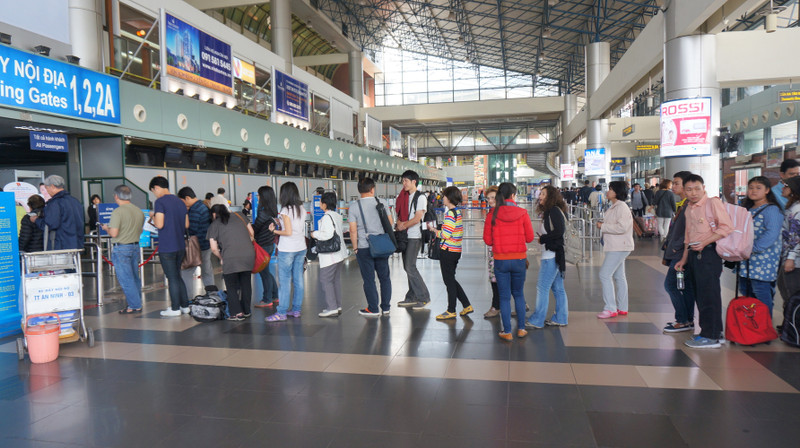 À l’aéroport de Nôi Bai, Hanoi. Photo: Duy Khanh/NDEL.