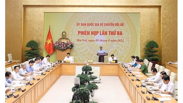 Le PM Pham Minh Chinh prend la parole lors de la réunion à Hanoï. Photo : VNA.