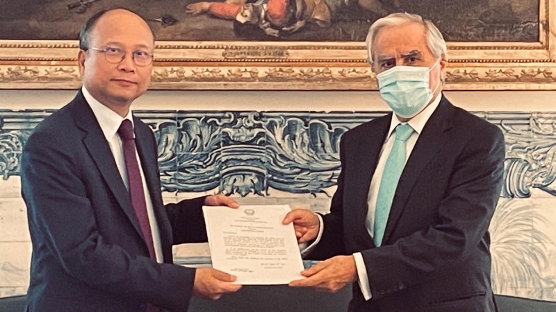 L'ambassadeur du Vietnam accrédité auprès du Portugal, Dinh Toàn Thang (à gauche) remet ses lettres de créance au Président portugais Marcelo Rebelo de Sousa, le 20 octobre à Lisbonne. Photo : VOV.