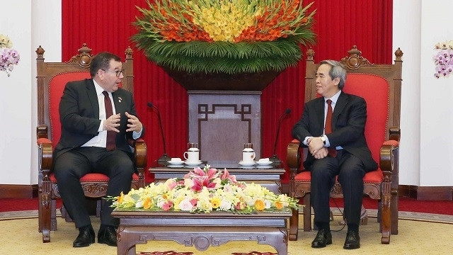 Le chef de la Commission économique du CC du PCV, Nguyên Van Binh (à droite) et le ministre des Finances et des Sports et Loisirs et le ministre associé des Arts, de la Culture et du Patrimoine de la Nouvelle-Zélande, Grant Robertson. Photo : VNA.
