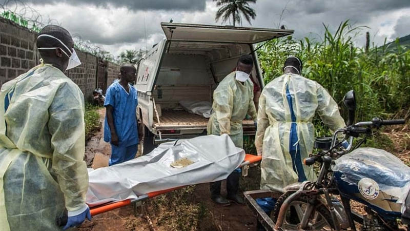 Des équipes chargées au Sierra Leone d’enterrer des victimes d’Ebola continuent de procéder à des enterrements de précaution chaque semaine. Photo: ONU.