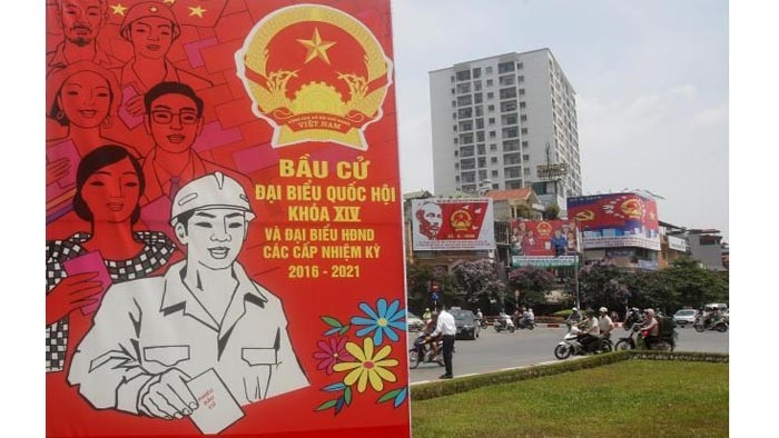 Des panneaux et affiches ont été installés dans de nombreuses rues de la capitale Hanoi. Photo: VNA.