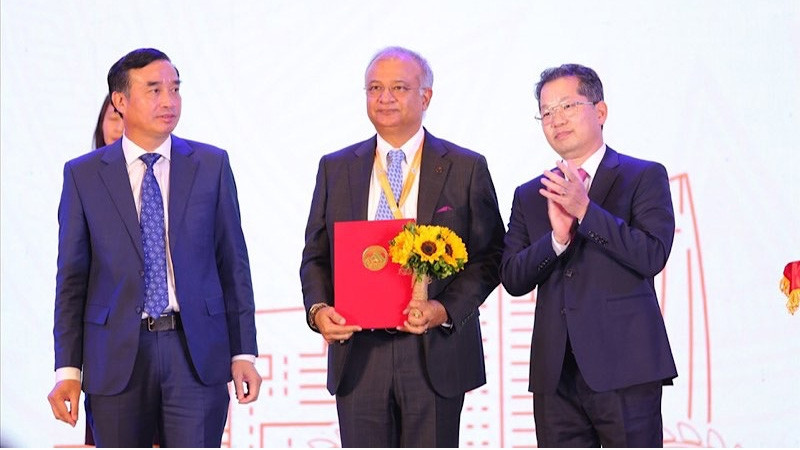 La joint-venture entre le groupe Adani Group et la compagnie générale Anh Phat a été approuvée par le Comité populaire de la ville de Dà Nang pour mener des recherches d’investissement sur le projet du port maritime de Liên Chiêu. Photo : NDEL.