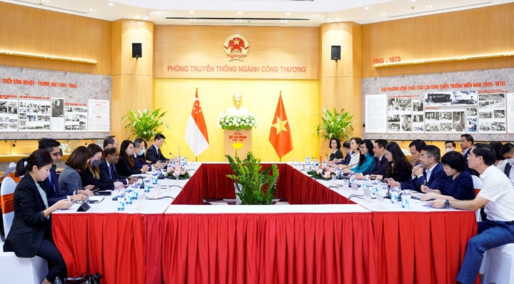 Entretien entre le ministre vietnamien de l’Industrie et du Commerce, Nguyên Hông Diên, et son homologue singapourien, Tan See Leng. Photo : moit.gov.vn