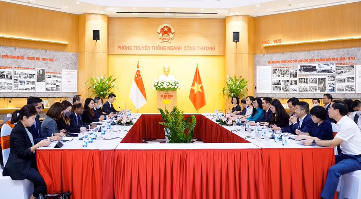 Entretien entre le ministre vietnamien de l’Industrie et du Commerce, Nguyên Hông Diên, et son homologue singapourien, Tan See Leng. Photo : moit.gov.vn