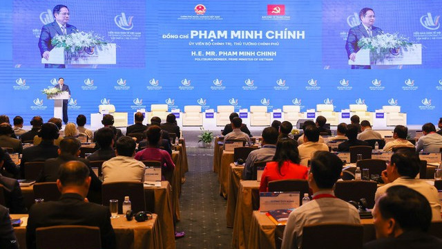 Le Premier ministre vietnamien, Pham Minh Chinh, prend la parole lors du 4e Forum économique du Vietnam. Photo : VGP.