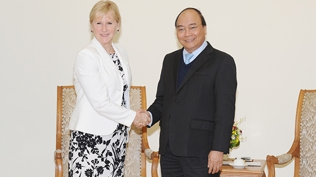 Le PM vietnamien, Nguyên Xuân Phuc (à droite), et la ministre suédoise des Affaires étrangères, Margot Wallström, le 22 novembre, à Hanoï. Photo : NDEL.