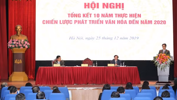Conférence du ministère de la Culture, des Sports et du Tourisme pour examiner la mise en œuvre décennale de la Stratégie de développement culturel, le 25 décembre à Hanoi. Photo : VGP.