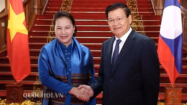 La Présidente de l'AN vietnamienne Nguyên Thi Kim Ngân (à gauche) et le PM laotien Thongloun Sisoulith, le 26 septembre à Vientiane. Photo: quochoi.