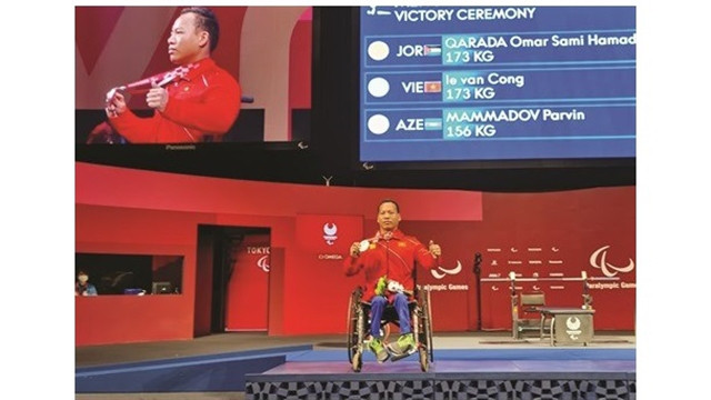 Le powerlifter Lê Van Công fait partie de la génération en or du handisport vietnamien. Photo : VNA.