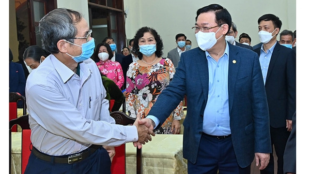 Le Président de l'AN Vuong Dinh Huê (à droite) lors de la Journée du grand bloc d'union nationale dans la zone résidentielle No 6, quartier de Quan Thanh, arrondissement de Ba Dinh. Photo : hanoimoi.com.vn.