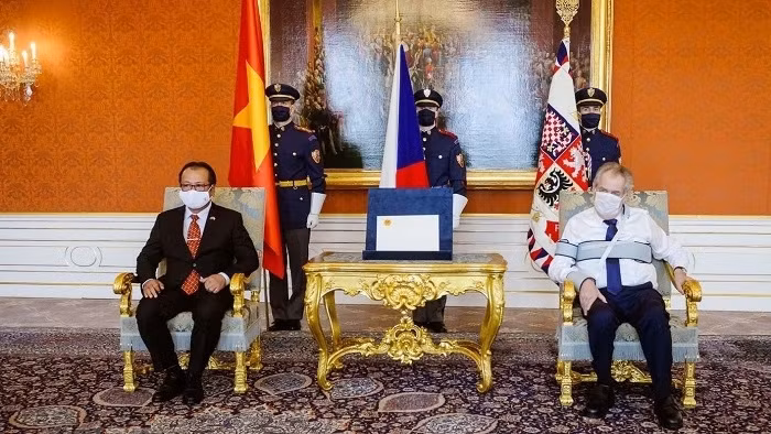 L'ambassadeur Thai Xuân Dung (à gauche) et le Président de la République tchèque Miloš Zeman. Photo : VNA.