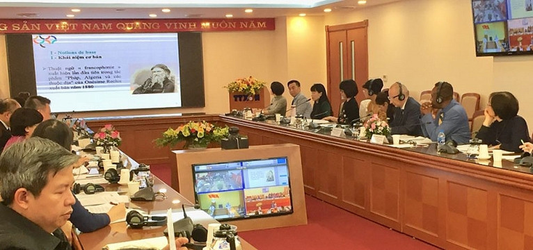 La vue générale de la conférence intitulée « Renforcer la communication sur la langue française et les possibilités de coopération ». Photo: https://baoquocte.vn/