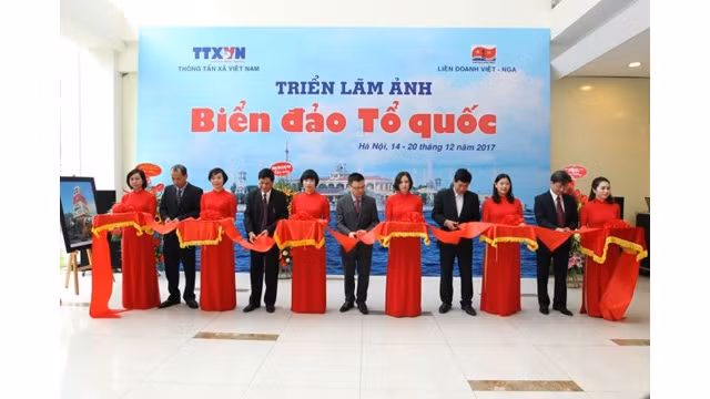 Les délégués coupent la bande d'inauguration de l'événement. Photo: VNA