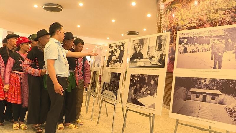 Des visiteurs à l'exposition sur le général Vo Nguyên Giap. Photo : NDEL.