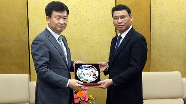 Hô Ky Minh (à droite), vice-président du Comité populaire de Dà Nang, offre un cadeau de souvenir à Yoo Dae Jong, vice-ministre chargé de la coordination des politiques du Ministère sud-coréen des Affaires étrangères. Photo : cadn.com.vn