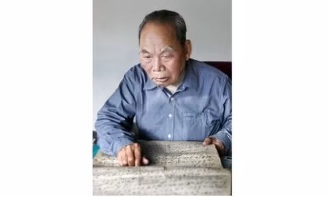 Le traducteur Hoàng Trân Nghich, 82 ans, issus de l’ethie Thai à Son La (au Nord) est chevronné dans la recherche de l’ancienne écriture des Thai. Photo: NDEL.