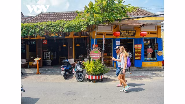 Les visiteurs à Hôi An. Photo : VOV.