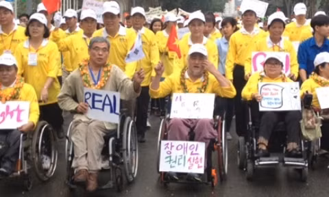 Des milliers de personnes participent à une marche de charité pour les personnes handicapées. Photo: VOV.