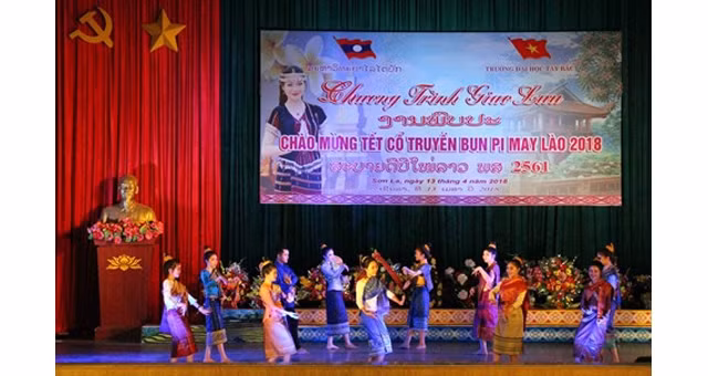 Un numéro artistique présenté par des étudiants laotiens lors de la fête Bunpimay, organisée par L’Université de Tây Bac, le 13 avril, à Son La. Photo : Diêp Anh/VNA