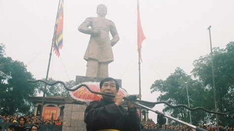 Le maître d’art martial Trinh Nhu Quân jouant de la flûte « au clair de lune de Phôn Xuong » avec la flûte de fer « Dragon en forme de ver de terre » de plus de 2 m de long et d’un poids de 5 kg. Photo: VNA
