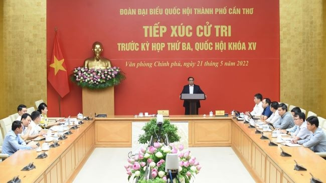 Le Premier ministre vietnamien, Pham Minh Chinh, travaille avec des électeurs de la ville de Cân Tho. Photo : Trân Hai/NDEL.