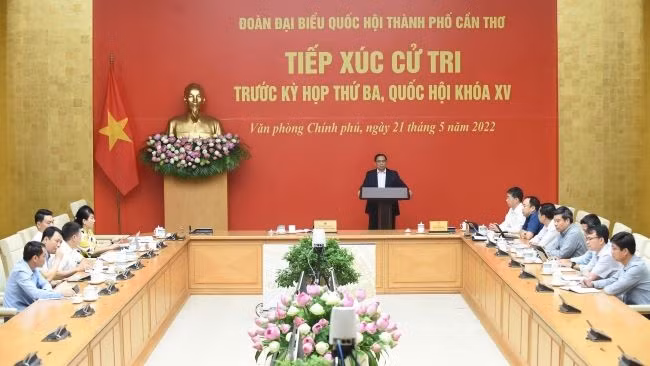 Le Premier ministre vietnamien, Pham Minh Chinh, travaille avec des électeurs de la ville de Cân Tho. Photo : Trân Hai/NDEL.