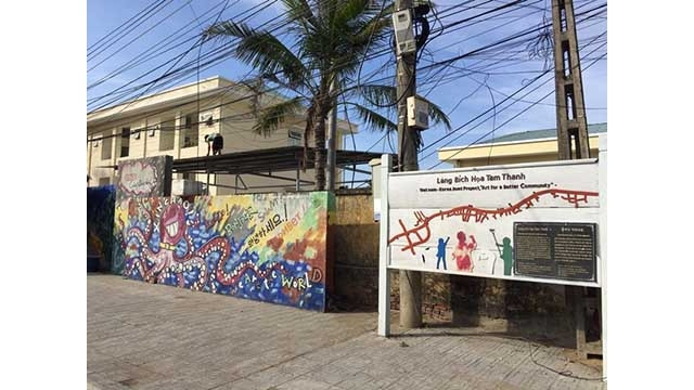 Le panneau indique «Le village de fresques de Tam Thanh ». Photo: NDEL