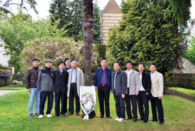 Les représentants de l’Ambassade du Vietnam en France sont allés déposer le 13 mai, des gerbes de fleurs au Havre, un des deux endroits en France où le Président Hô Chi Minh a séjourné en 1911 et 1912. Photo: NDEL.