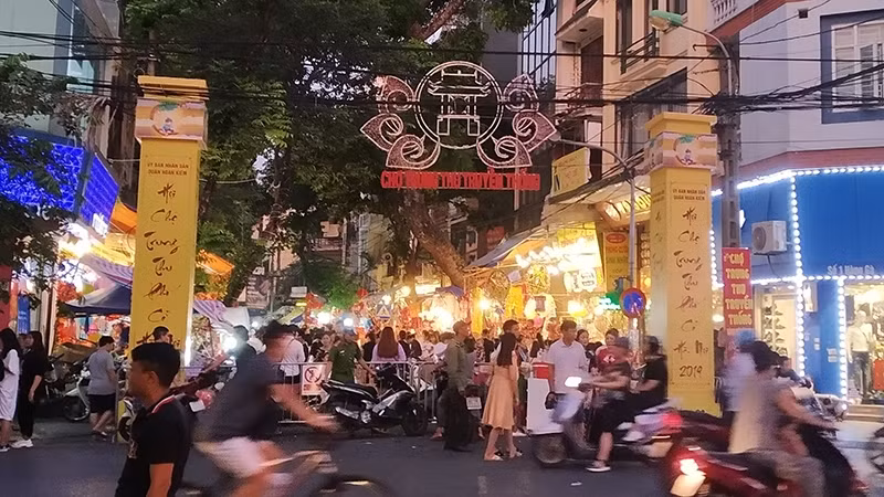 Le vieux quartier de Hanoi a accueilli un grand nombre de visiteurs venus se balader et acheter des jouets de la mi-automne, en se mêlant dans l’atmosphère pleine de couleurs.