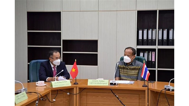 L'ambassadeur Phan Chi Thành (à gauche) travaille avec un dirigeant de la province de Kanchanaburi. Photo : VNA.